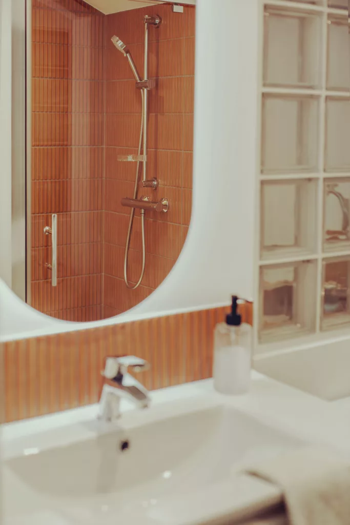 Salle d'eau aménagée dans un studio, jeux de lumière et transparence