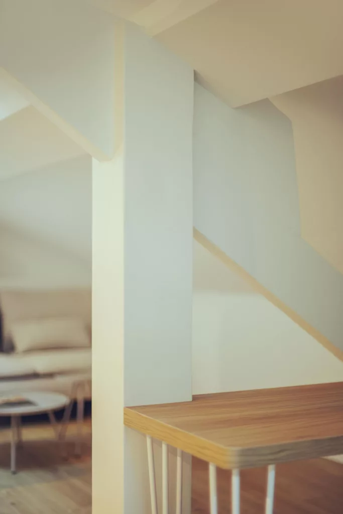 Détail sur la charpente révélée entre bureau et séjour