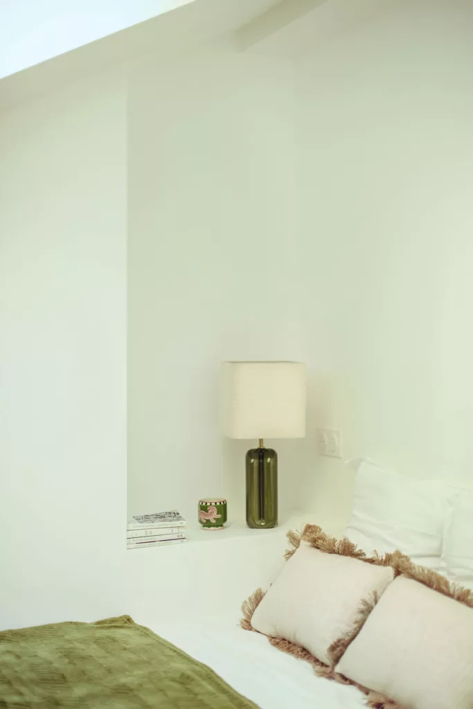 Le coin nuit, intimité et praticité. Une niche travaillée comme une table de chevet.