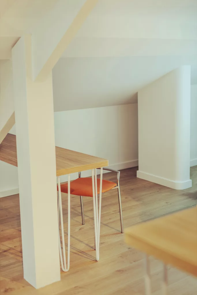 L'espace bureau, lecture. Les niches qui dessinent en fond invitant l'habitant à s'approprier ces creux.