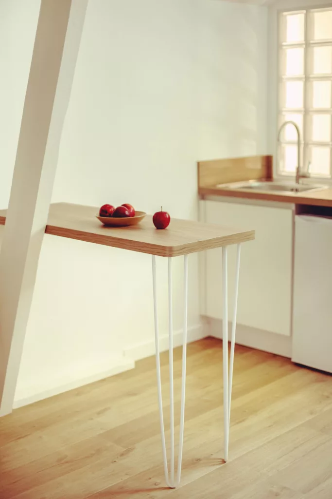 Autant esthétique que focntionnel, un plan de travil haut faisant office de table pour les repas répond au plan de travail de la cuisine et vient offrir plus de générosité.