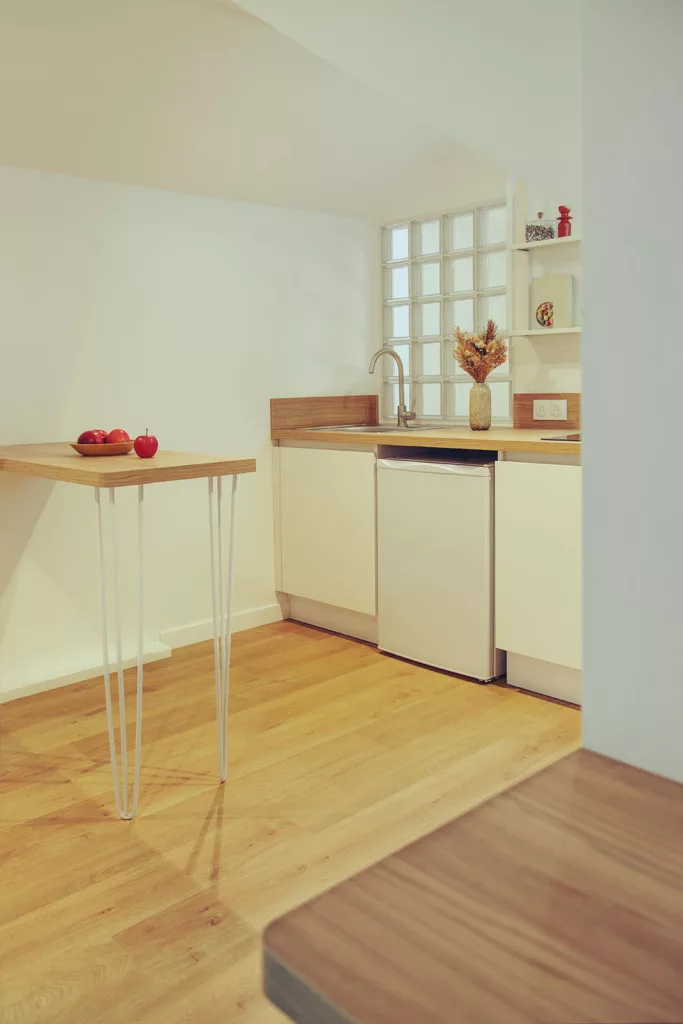 L'echo du plan du bureau au plan du repas. Une travail de mobilier fixe sur mesure pour créer des espaces définis qui accueillent des fonctions utiles.