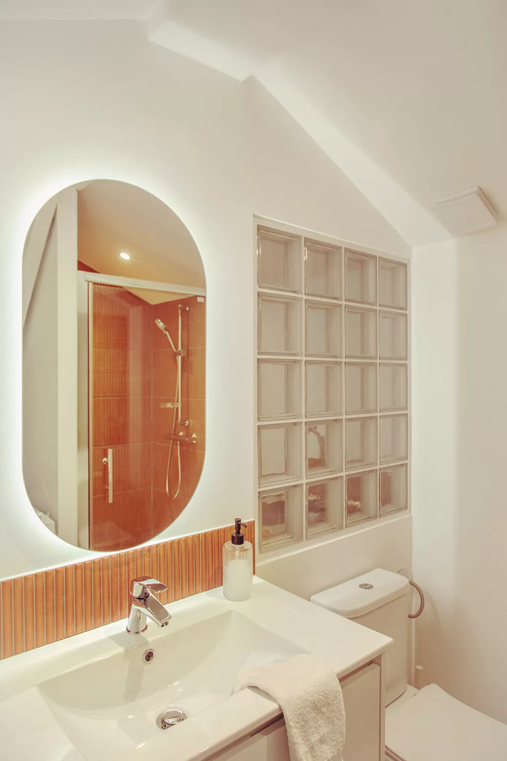 Une salle de bain travaillée comme un écrin de lumière.