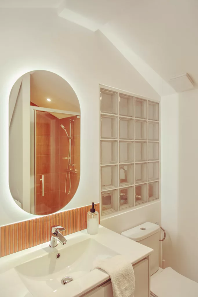 Une salle de bain travaillée comme un écrin de lumière.