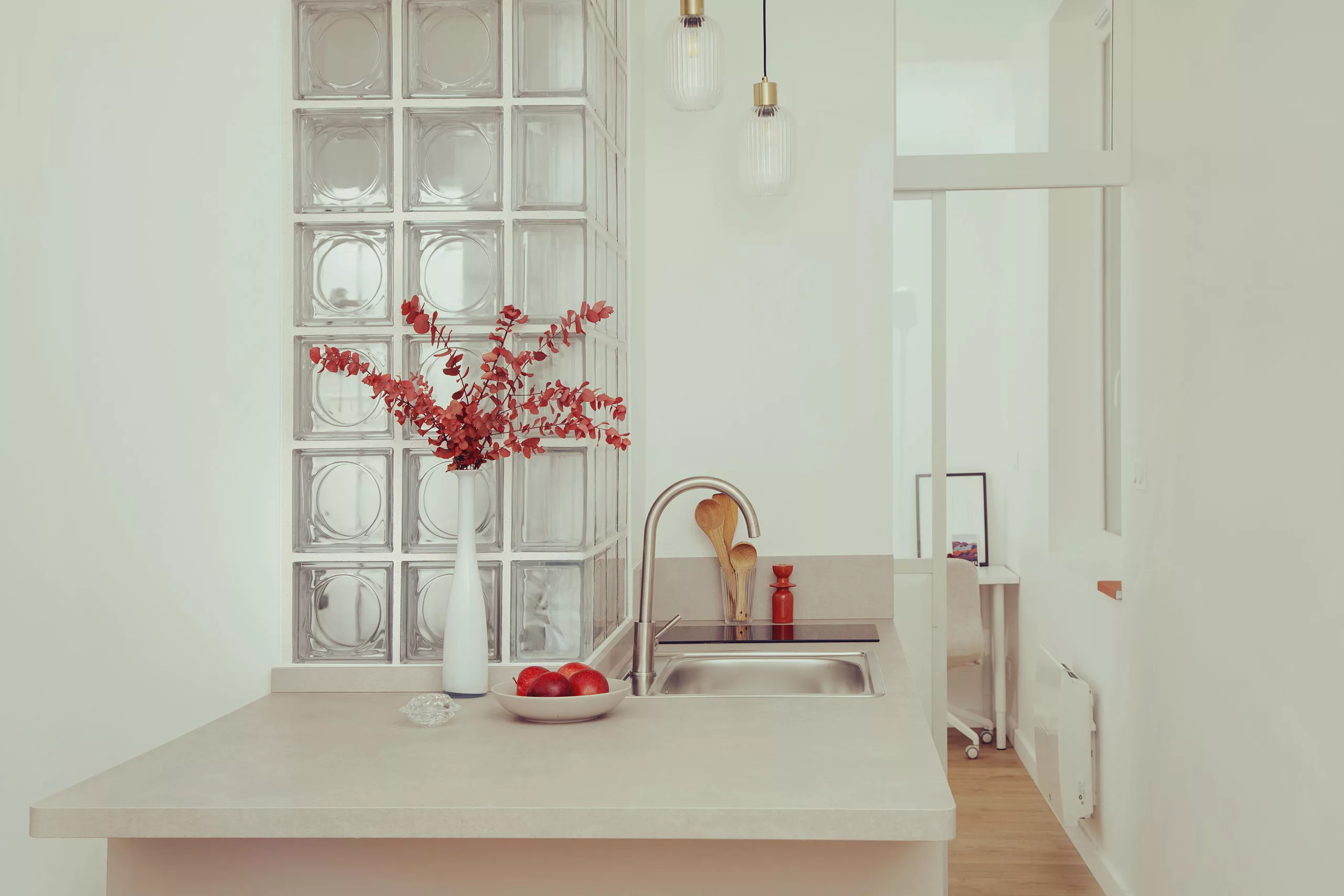 Rénovation d’appartement à Toulouse, architecte d’intérieur : blocs de verre, lumière naturelle et rangements sur mesure