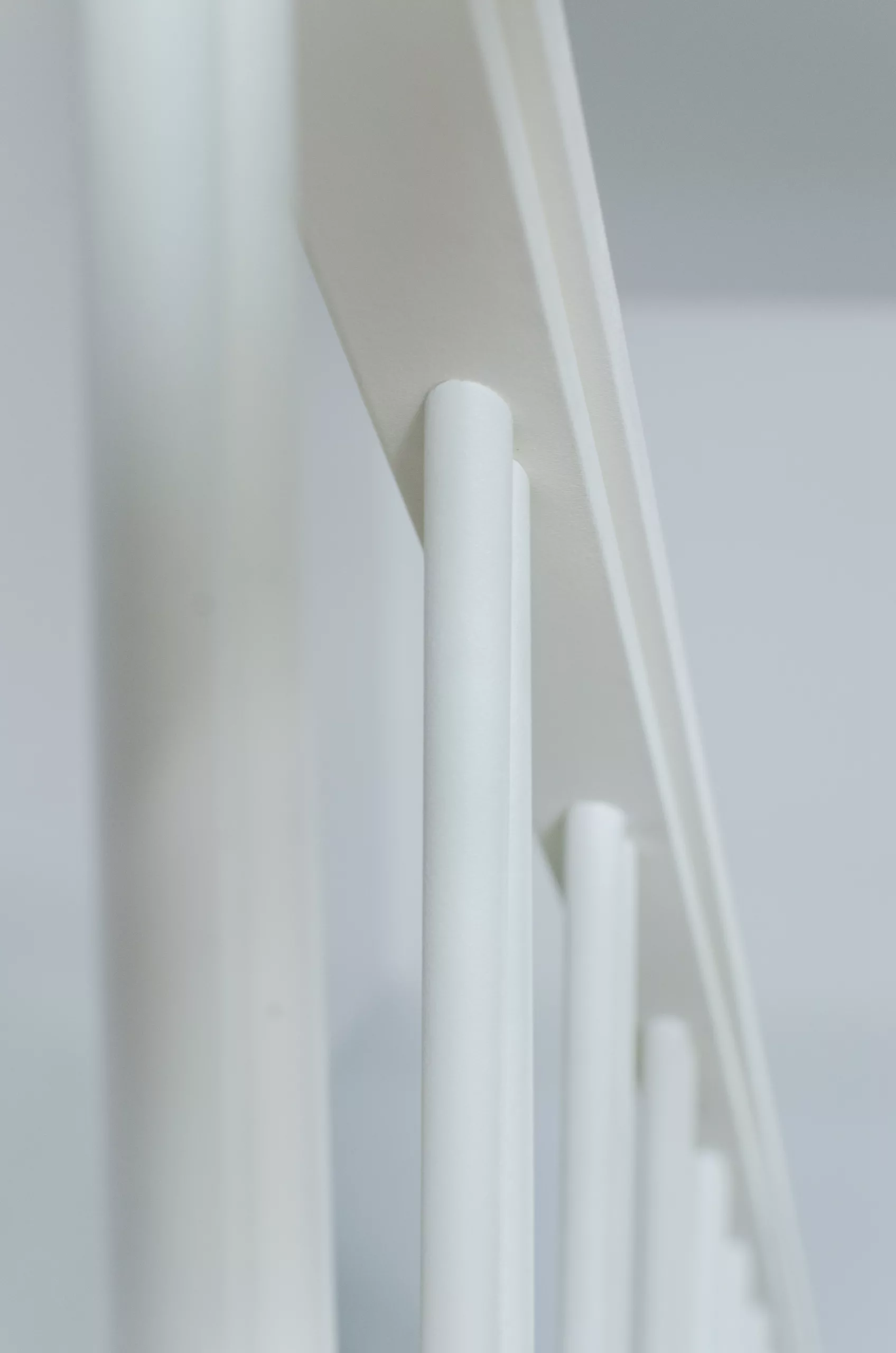 Filigrane – détail des barreaux blancs de l’escalier sur mesure, rénovation d’un appartement à Toulouse