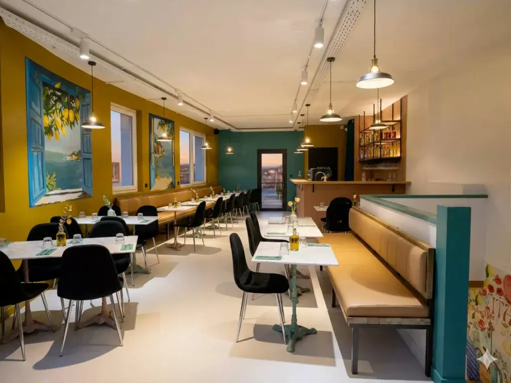 Aménagement complet d'espace de restauration avec fresques décoratives et mobilier - Mission AMO pour dossier AT ERP, DP et enseigne à Toulouse
