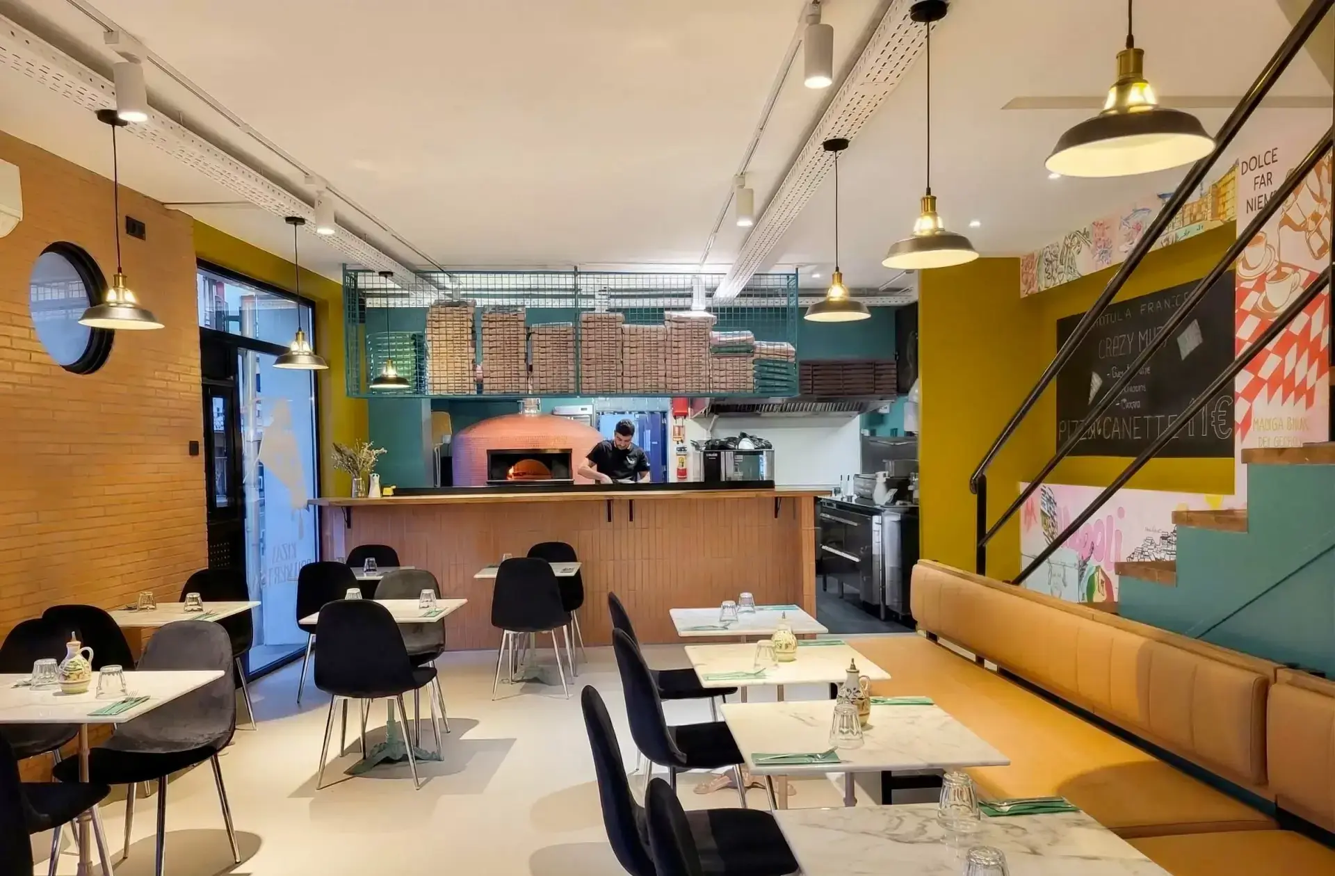 Pomozza – salle du restaurant italien à Toulouse : comptoir en brique, four à pizza et suspensions laiton